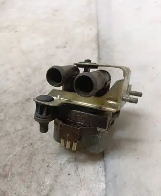 Mercedes-Benz C W202 Coolant heater control valve 4950000005 0018303484