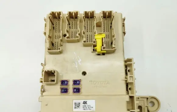 Toyota RAV 4 (XA40) Fuse module 63583373 8273042770A 8922142130