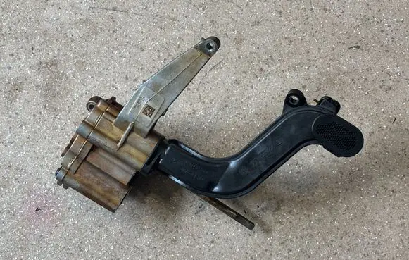 BMW M3 F80 Oil pump 7846385 7846386
