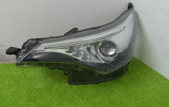 Toyota Avensis T270 Headlight/headlamp 99226-81017