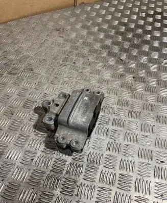 Volkswagen PASSAT B7 Engine mount bracket 3C0199555 3C0199555AA