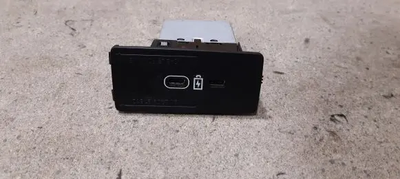 Volvo XC90 USB socket connector 31682676
