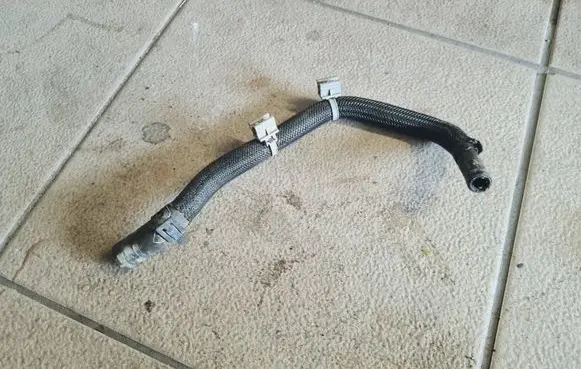 Engine coolant pipe/hose