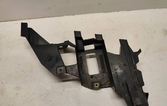 Headlight/headlamp mounting bracket