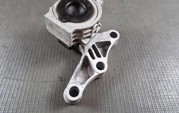 MG ZS Engine mount bracket 20053985