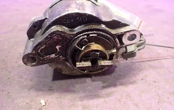 Ford Focus C-MAX Vacuum pump D1562B