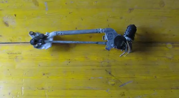 Mitsubishi i-MiEV Front wiper linkage and motor 8250A326 110629 M02B134
