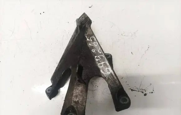 Engine mounting bracket