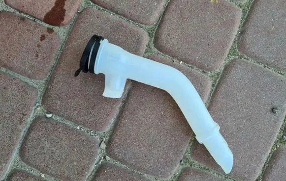 Opel Insignia B Window washer liquid tank fill tube 13480328