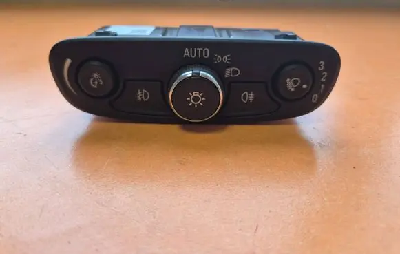 Opel Insignia B Light switch 39121795 F5A012D 020570D