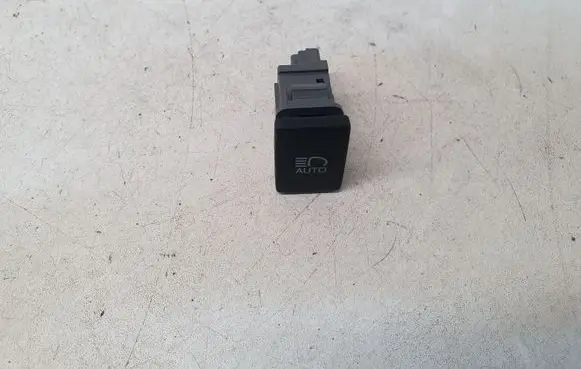 Toyota Yaris Light switch 15B550