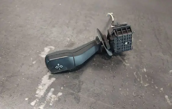 BMW 5 E39 Indicator stalk 8352014 01100400