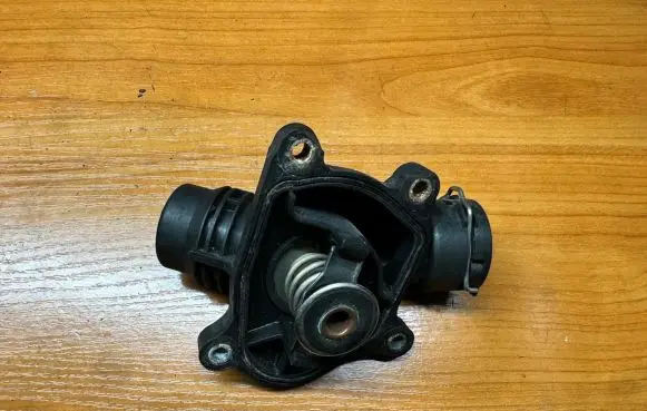 Thermostat/thermostat housing