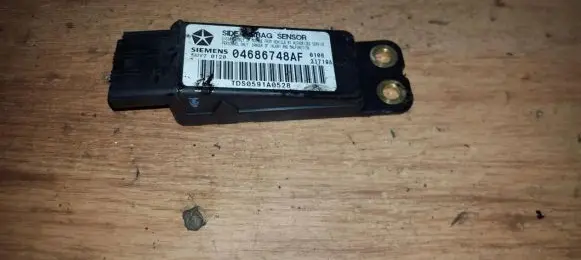 Chrysler Voyager Airbag deployment crash/impact sensor 04686748af 5wy70120