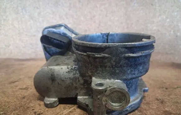 Volkswagen Golf V Throttle valve 03G128063B