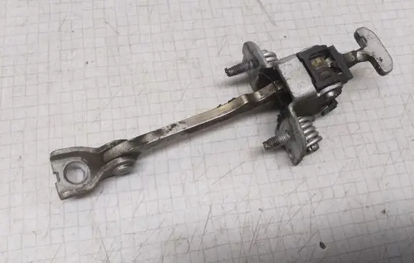Opel Vectra C Front door check strap stopper 09229749