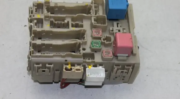 Toyota Avensis T270 Fuse module 8273005720