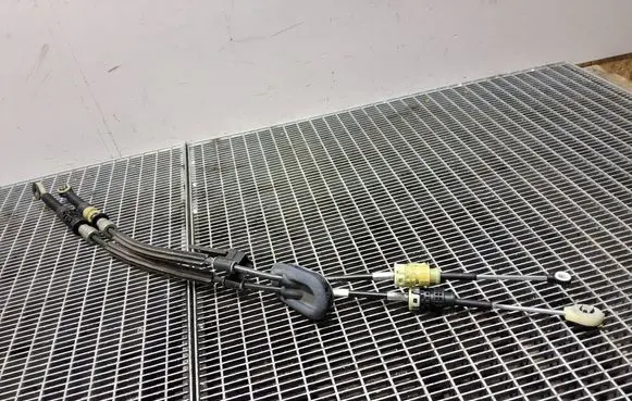 Nissan Juke I F15 Gear shift cable linkage 