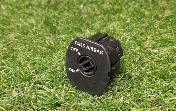 Passenger airbag on/off switch