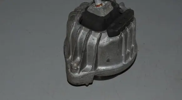 BMW 1 E81 E87 Engine mount bracket 6768799