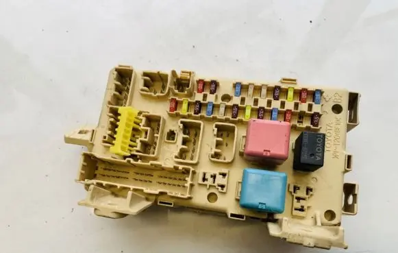 Toyota Avensis T250 Fuse box set 8264105060 82641-05060