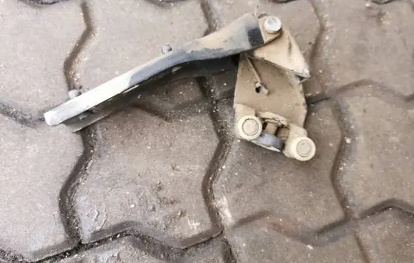 Renault Trafic III (X82) Sliding door middle roller runner 93451715