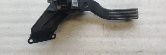 Accelerator throttle pedal
