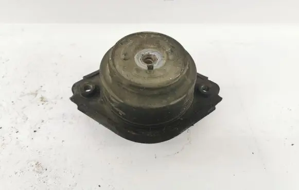 Mercedes-Benz R W251 Engine mount bracket A2512402717