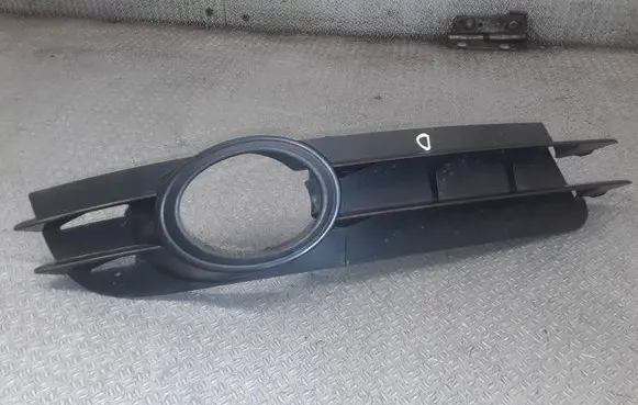 Audi A6 S6 C6 4F Front fog light trim/grill 4F0807682A