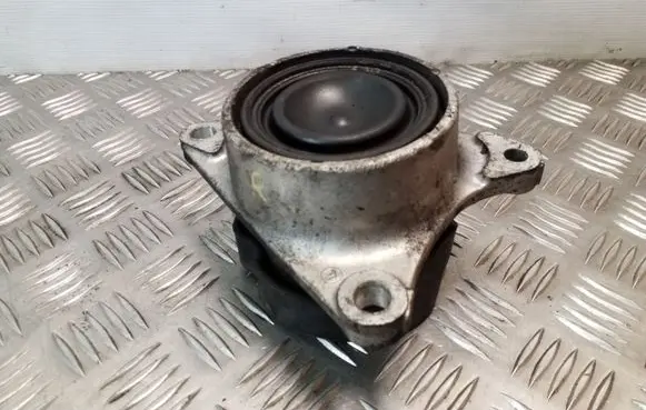 Honda FR-V Engine mount bracket
