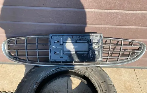 Chrysler Sebring (ST-22 - JR) Front bumper upper radiator grill 04805384AB 04805383AB