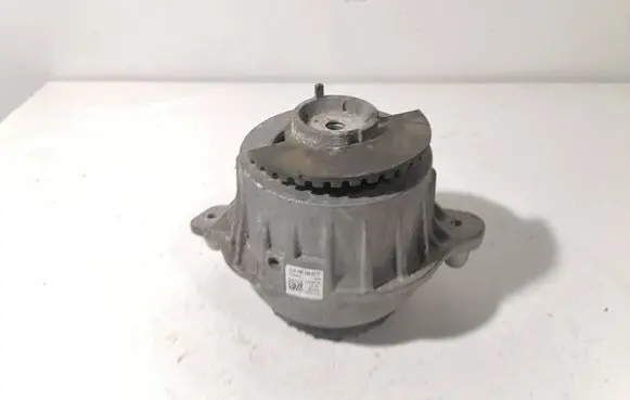 Mercedes-Benz C W205 Engine mount bracket A2052406717 ZGS002