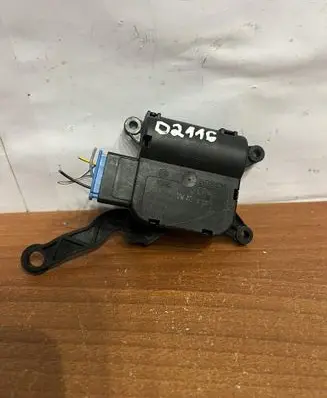 Volkswagen Golf VII Intake manifold valve actuator/motor 0132801343 D2116