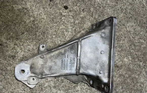 BMW 5 E39 Engine mounting bracket 22111092974