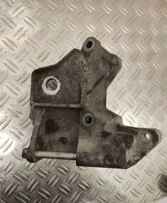 Volvo XC60 Engine mounting bracket