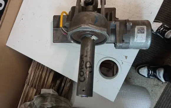 Opel Corsa D Steering wheel axle 26117867 X729300134