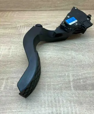 Volkswagen PASSAT B5.5 Accelerator throttle pedal 8D1723523N