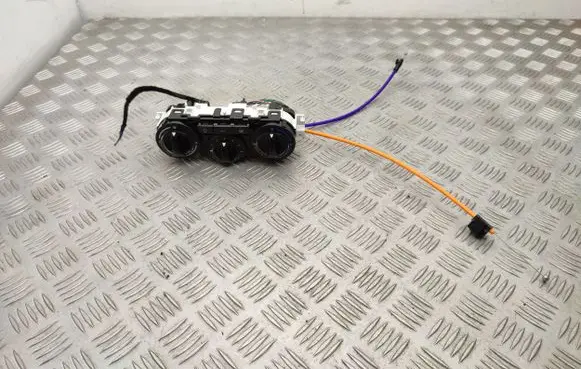 Peugeot 208 Climate control unit E1063071
