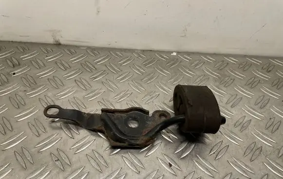 Volvo S60 Muffler mount bracket/holder 6G9N5D261CB 30748235