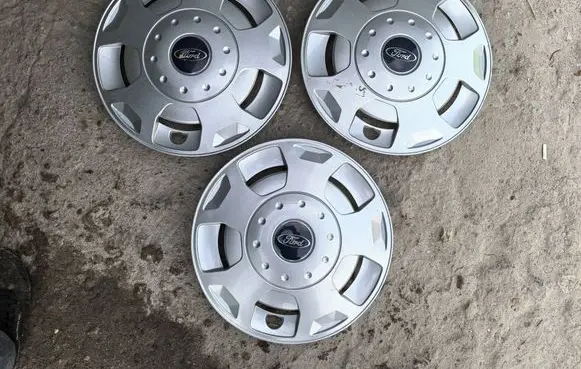 Ford Transit R15 wheel hub/cap/trim 6C111130BC