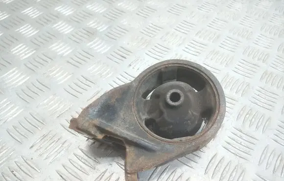 Hyundai Trajet Engine mount bracket