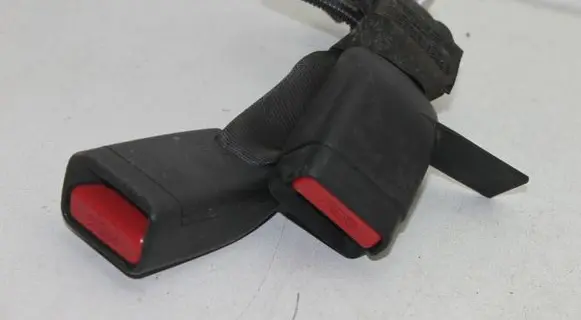 Middle seatbelt buckle (rear)