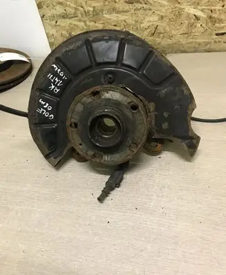 Volkswagen Golf V Front wheel hub