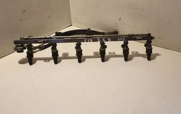 BMW 5 E39 Fuel injector supply line/pipe 