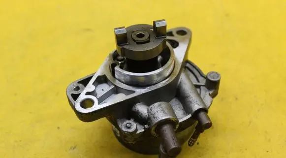 Opel Astra H Vacuum pump