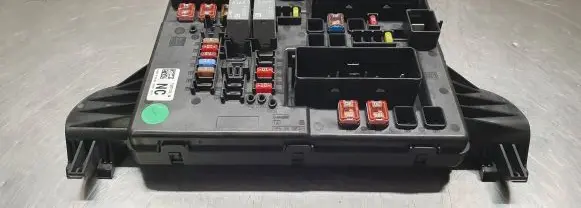Opel Insignia A Fuse module 1327731904