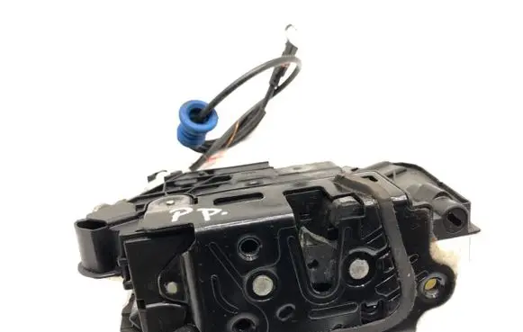 Volkswagen PASSAT CC Front door lock 5N1837016E