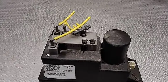 Mercedes-Benz E W210 Central locking vacuum pump 2108002548 0132006364