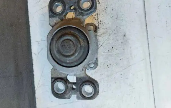 Volvo V70 Engine mount bracket