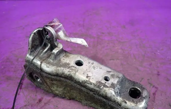 Engine mounting bracket